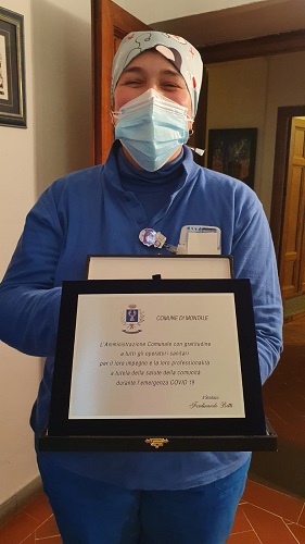 infermiera con targa ringraziamento Comune di Montale