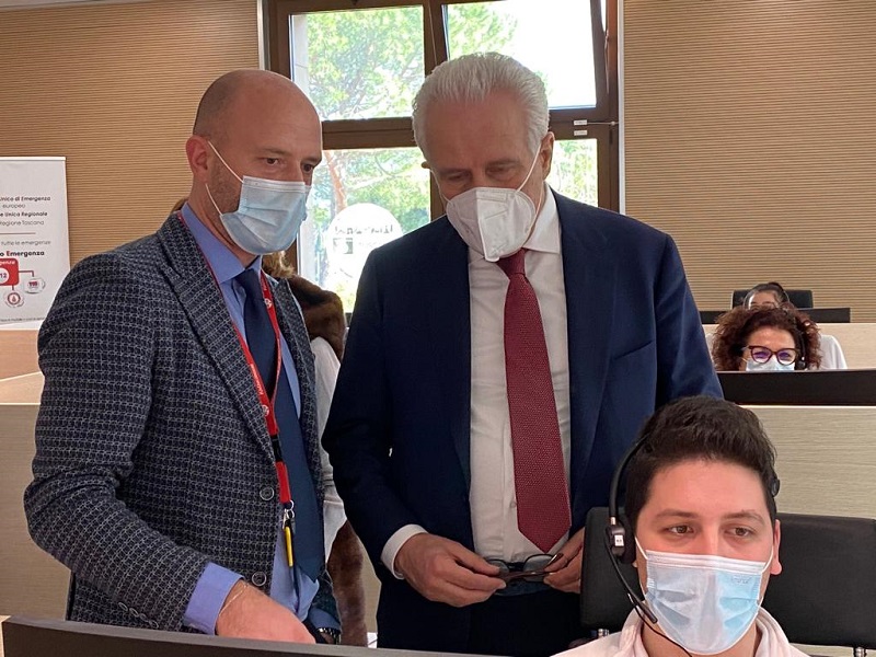 Nella foto il Presidente Giani il Dottor Lubrani e un operatore della centrale Unica di Risposa 112 Regione Toscanna