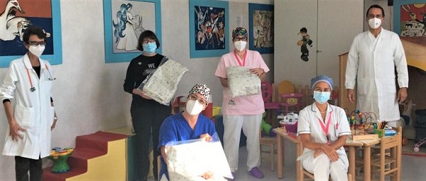 momento della donazione in pediatria del San Giuseppe. Tra i presenti il dottor Roberto Bernardini, Anna Costagli insieme al personale medico e infermieristico del reparto