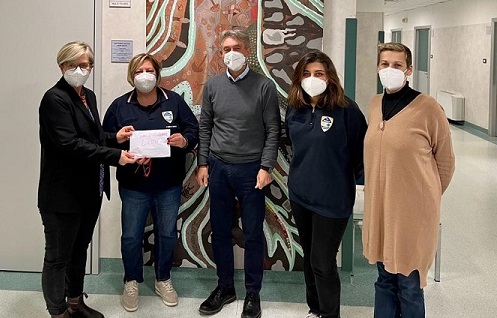 Nella foto un momento della consegna della donazione lilth