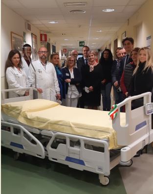 Nella foto gruppo di operatori e uno dei letti donati