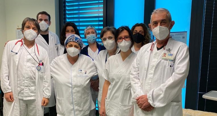nella foto équipe nefrologia e dialisi San Jacopo a sx dottor Capitanini insieme ai medici, infermieri e operatori socio sanitari