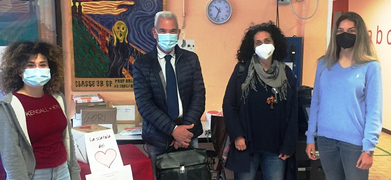 Nella foto il dott Girardi con tre studentesse