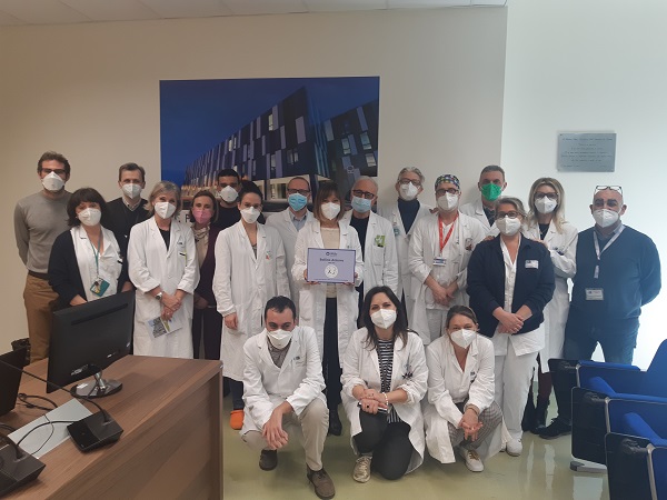 nella foto allegata l'équipe di Urologia insieme alla direzione sanitaria e infermieristica del presidio