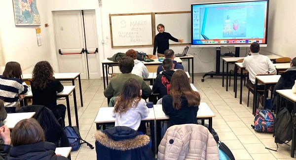 Nella foto il dottor Capitanini per la giornata del rene in una classe scolastica