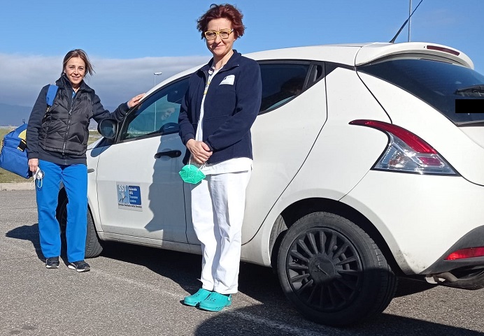 Nella foto due infermiere -  Ignesti e Madeo - del servizio ferite difficili in procinto di recarsi da un paziente