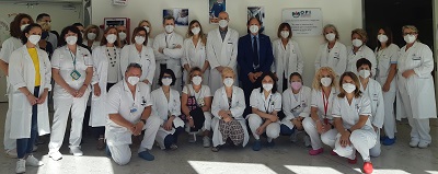 Nella foto un momento della cerimonia con infermieri e Oss