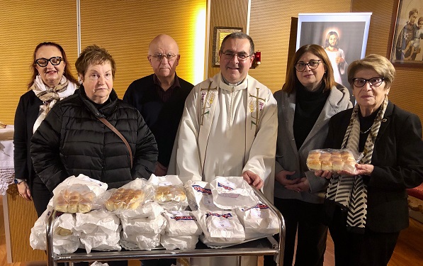 Nella foto un momento della consegna dei panini dolci benedetti