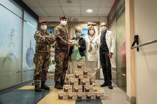 nella foto un momento della donazione paracadusti
