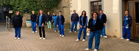 Gruppo infermieri distanziati