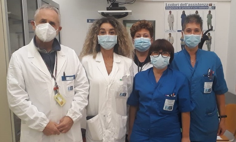 oncologia Pescia: da sx Fabio Osteri, dottoressa Ilaria Pazzagli, dottoressa Michelina D'Alessandro, con le infermiere Alessandra De Feo e Barbara Pontenani