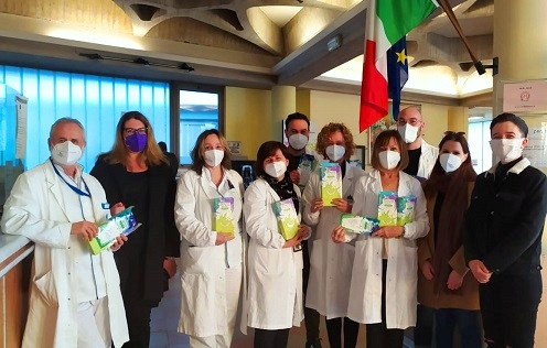 nella foto un momento della consegna delle mascherine dei Leo Club alla direzione sanitaria
