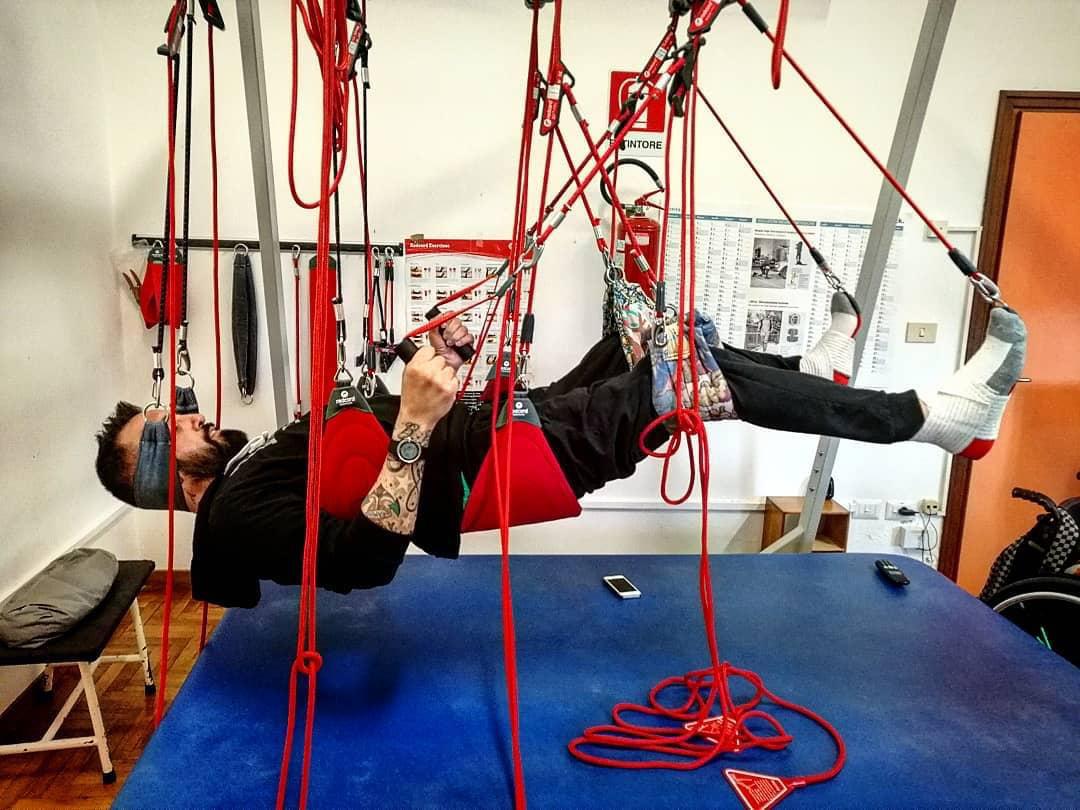 In questa foto si vede Antonio sospeso, in palestra, al redcord,
