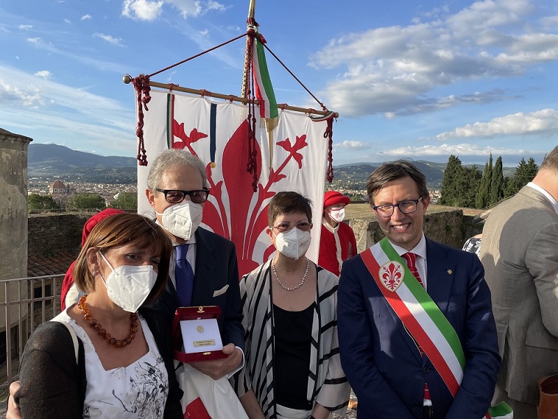 In foto il dott. Fidenzini con il sindaco e le dott.sse Signoroni (a sinistra) e Martinez (a destra)